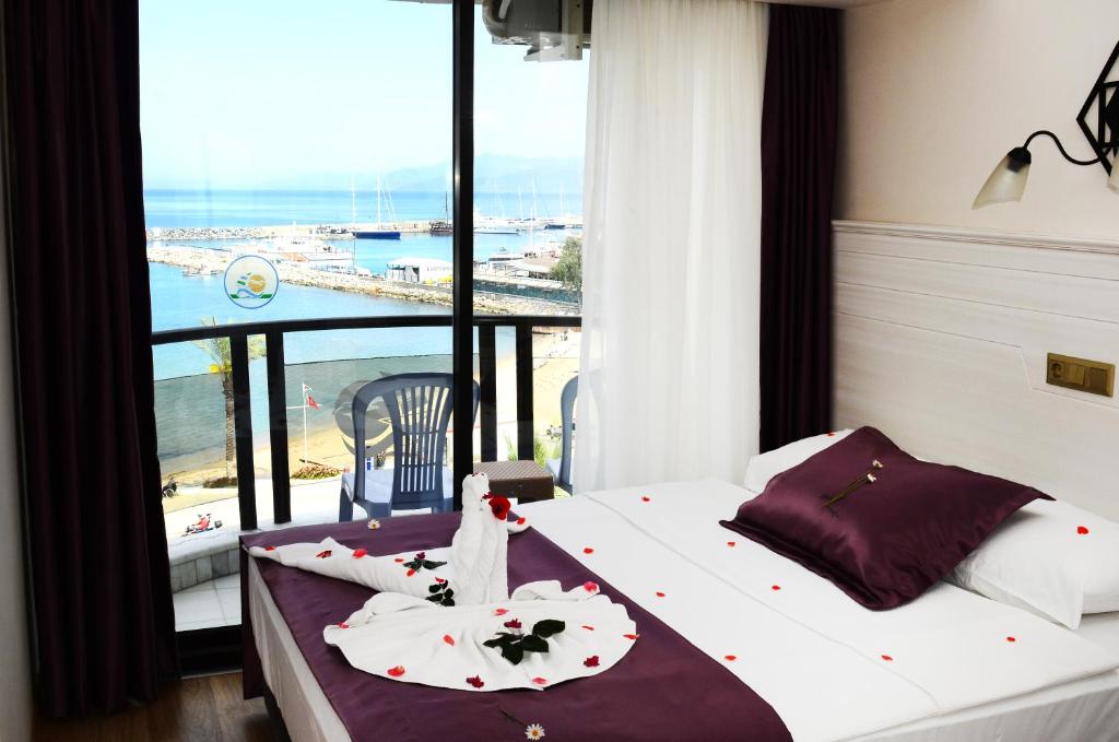 Un pat sau paturi într-o cameră la Hotel By Karaaslan Inn