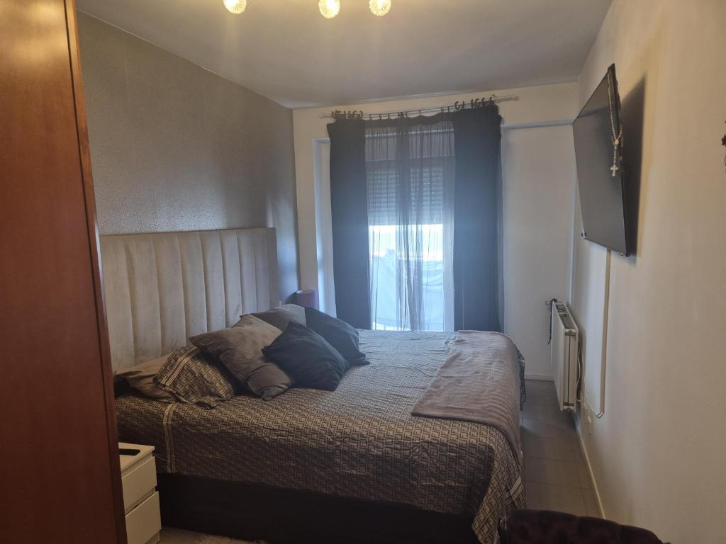 une petite chambre avec un lit et une fenêtre dans l'établissement Habitación cerca de Bilbao, à Leioa