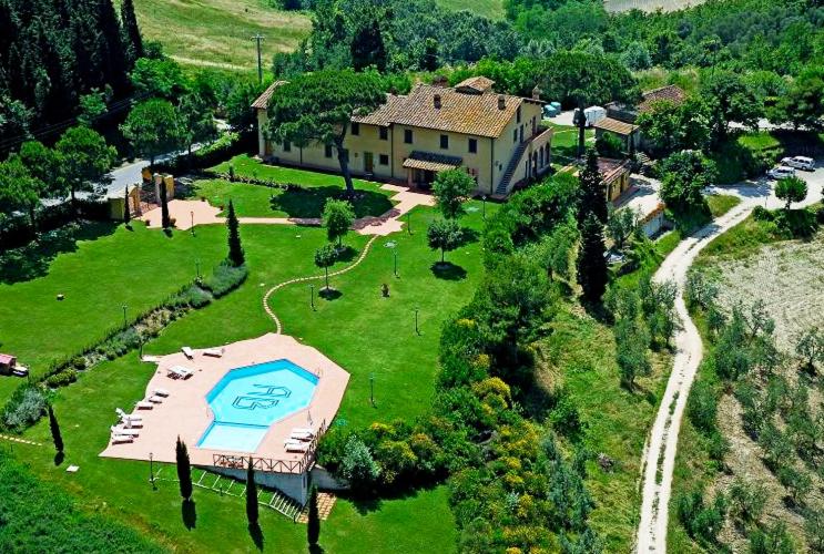 vista aerea di una casa con piscina di Agriturismo Bellavista a San Miniato