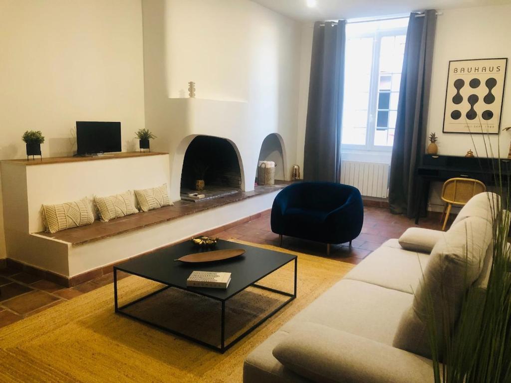 un salon avec un canapé et une cheminée dans l'établissement T2 standing neuf, à Castelsarrasin