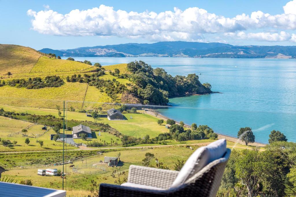 une chambre avec vue sur un plan d'eau dans l'établissement Woodside Bay Cottage, Woodside Bay - Be My Guest Waiheke, à Waiheke Island