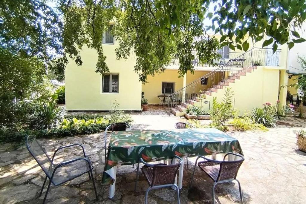 Aed väljaspool majutusasutust Apartments with parking space Gornji Karin, Novigrad - 21514