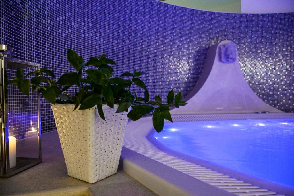 Bazén v ubytování OSTUNI PALACE - Hotel Bistrot & SPA nebo v jeho okolí