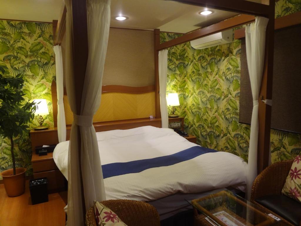 Postel nebo postele na pokoji v ubytování hotelLUANA 18歳未満入場禁止