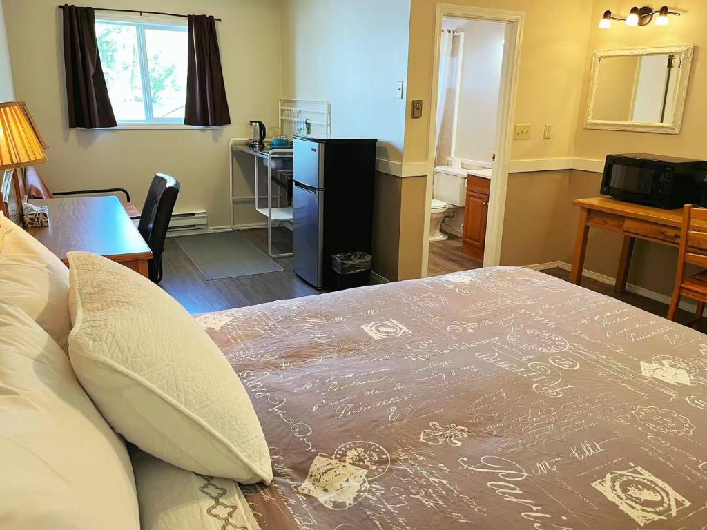 Postel nebo postele na pokoji v ubytování Rivermount Motel