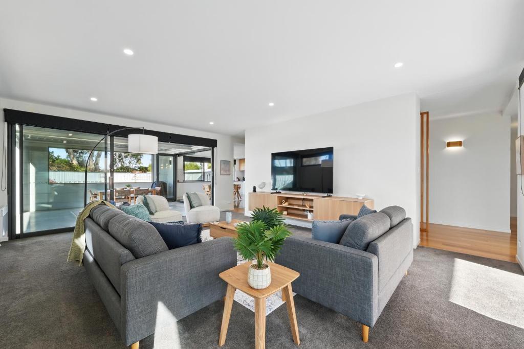 a living room with two couches and a tv at Beautiful Balook - 3 Bedroom Beach House in Lauderdale