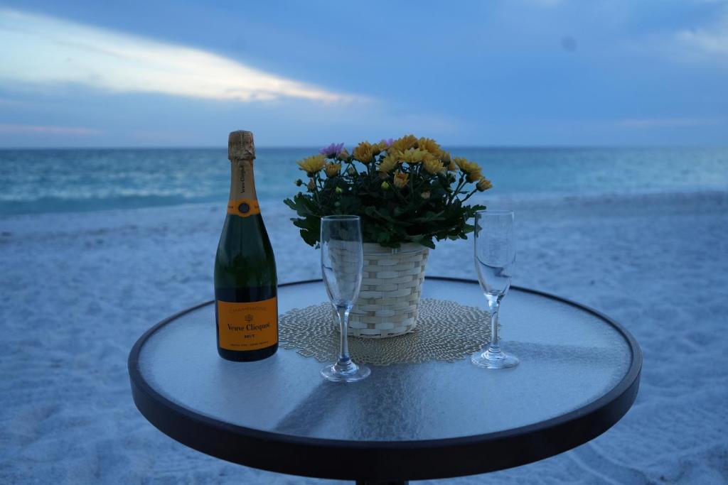 Ποτά στο Relax Beachside in This Cozy 1BR Bradenton Condo - Steps from the Sand