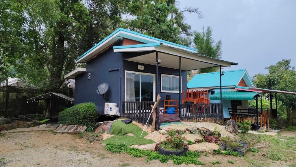 a blue tiny house with a blue roof at อินทนนท์ บ้านพักเล่าจู Inthanon Laoju House in Ban Na Yang