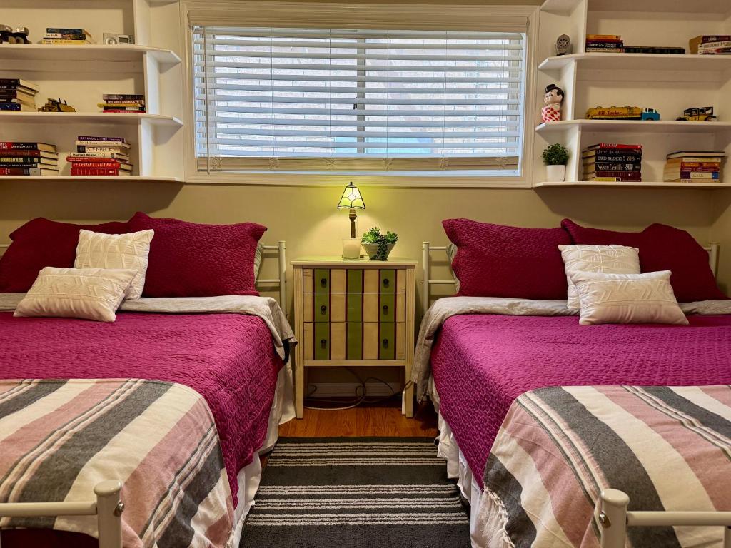 4 Bedroom Home in Best Location Parking Fireplace Back Yard Pets Welcome客房内的一张或多张床位
