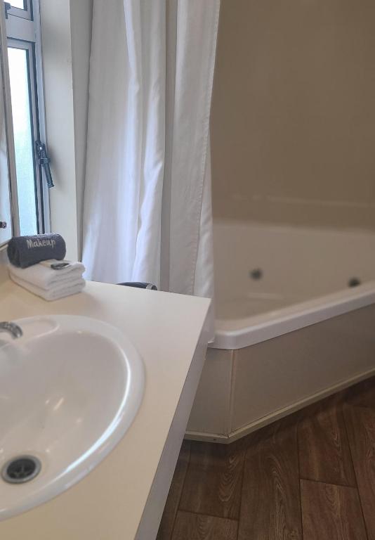 BK's Fountain Court Motel - Resim 45