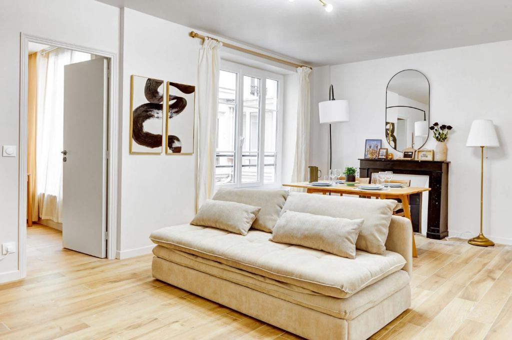 un salon avec un canapé et une table dans l'établissement Appartement de Prestige au Marais pour 6 Voyageurs, à Paris
