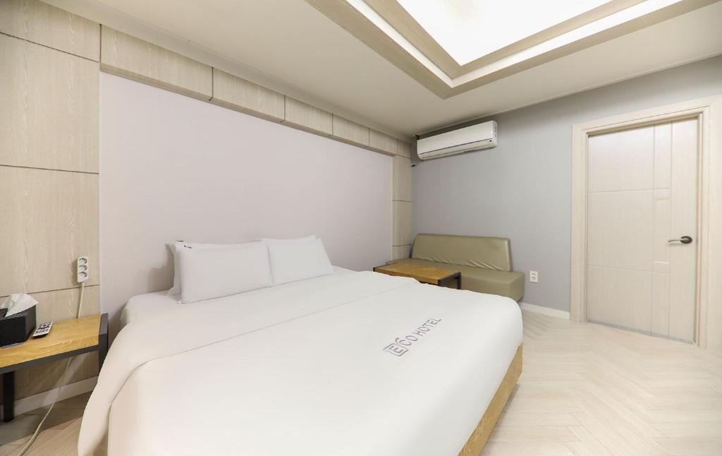 Katil atau katil-katil dalam bilik di Eco Hotel