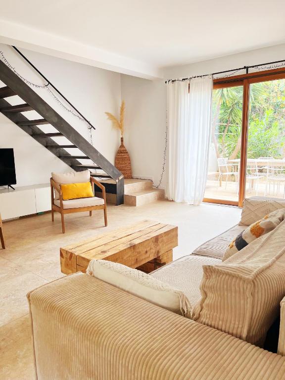 - un salon avec deux canapés et un escalier dans l'établissement Villa moderne jardin parking centre Hyères, à Hyères
