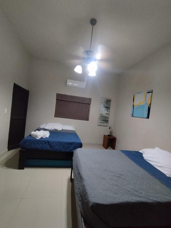 a bedroom with two beds and a ceiling at DGMLoftsTEC comodo zona sur MTY in Monterrey