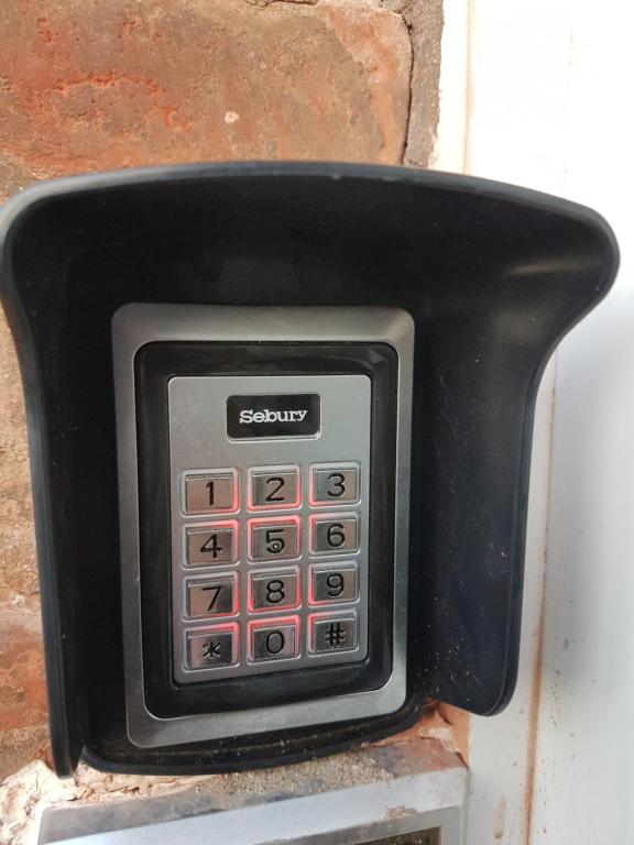 un four noir et blanc avec des aobs dans l'établissement APPARTEMENT COMPLET 