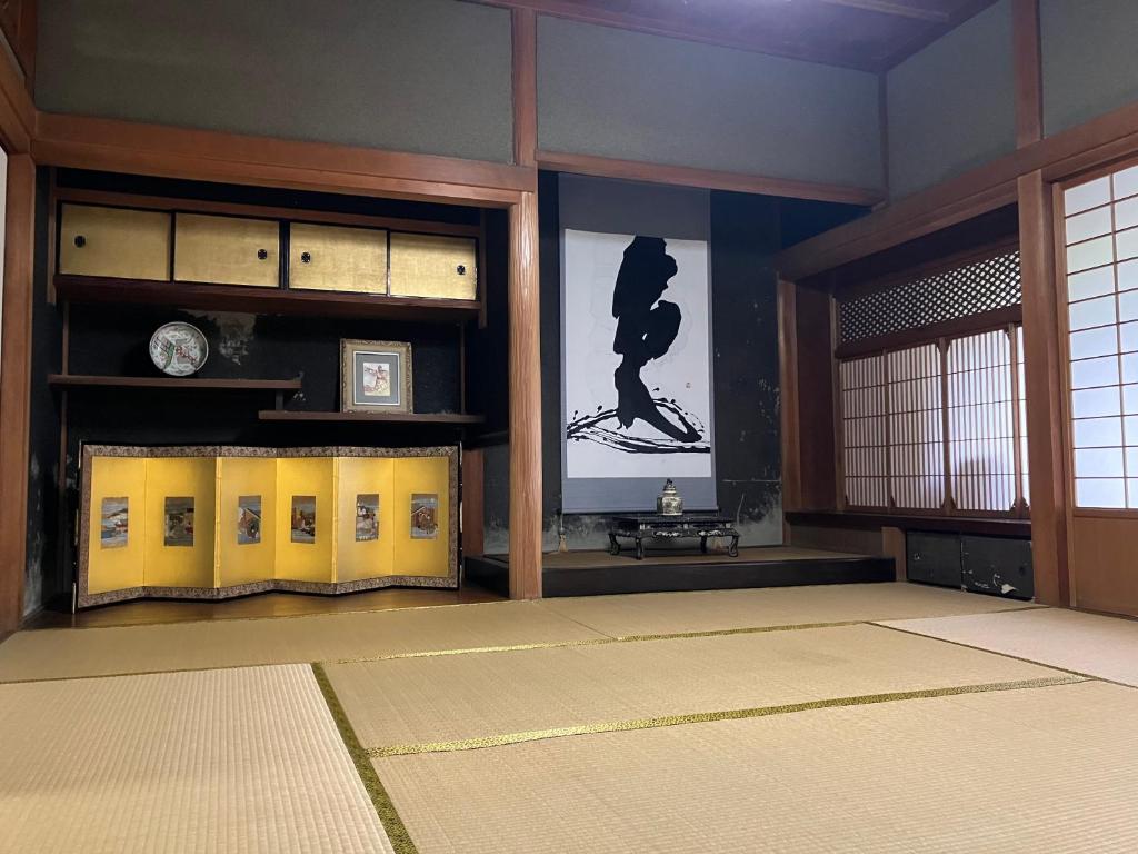 una camera con una parete dotata di di 一日一組限定 古民家の宿 勝右衛門 御所 a Gose