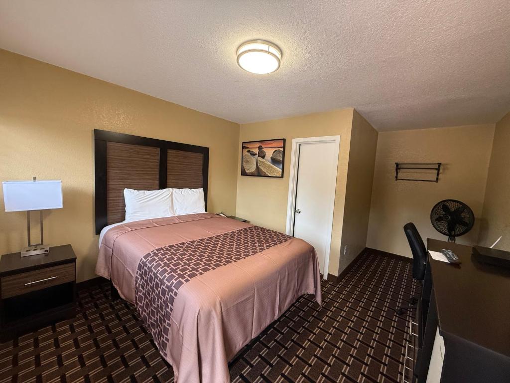 Postel nebo postele na pokoji v ubytování Tahoe Sands Inn