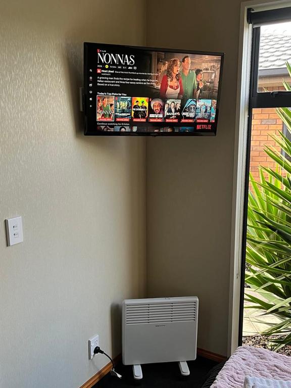 TV a/nebo společenská místnost v ubytování Modern BNB unit with Wifi and Breakfast