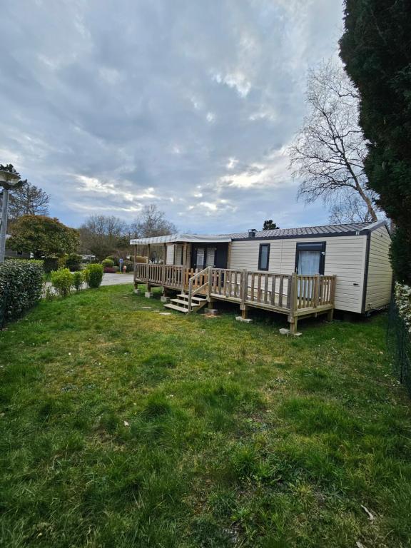 Casa móvil con porche y terraza en mobil home, en Pont-Aven