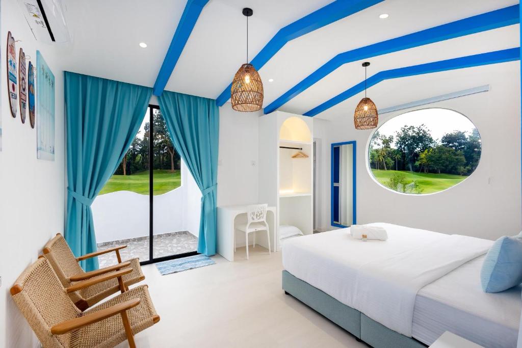 - une chambre avec des murs bleus et blancs et un lit dans l'établissement The Oiia Lakeview A'Famosa, Resort Melaka, à Simpang Empat