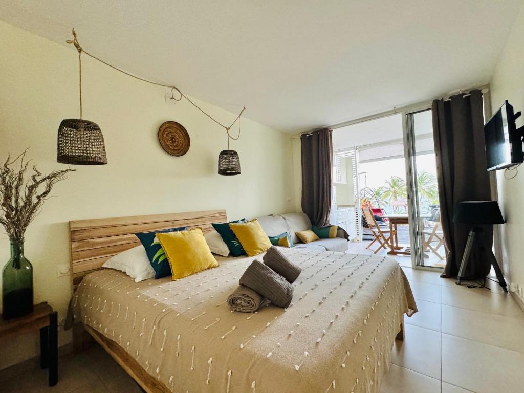 Postel nebo postele na pokoji v ubytování Studio Cocooning Diamond - Piscine et Terrasse vue mer