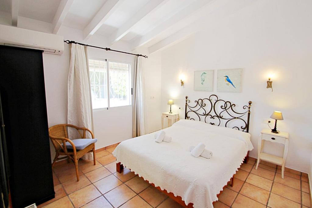 Postel nebo postele na pokoji v ubytování Marcelo - charming, Finca style holiday villa in Moraira