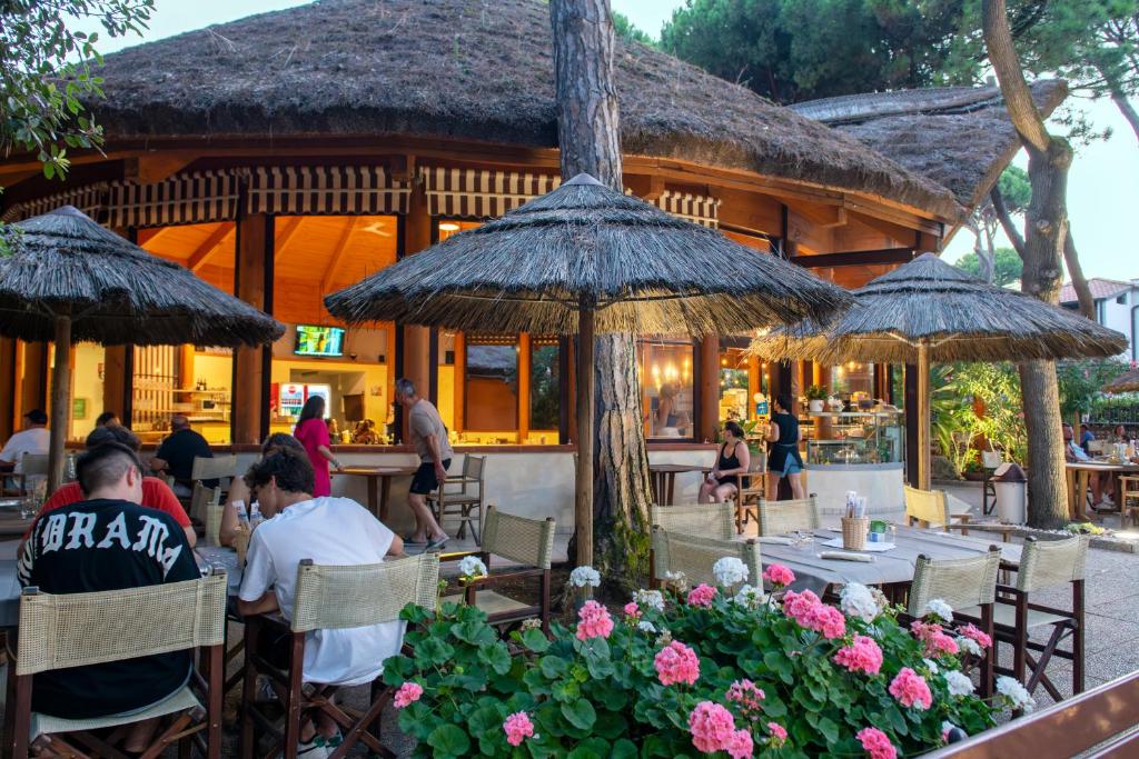Reštaurácia alebo iné gastronomické zariadenie v ubytovaní Camping Mare e Pineta