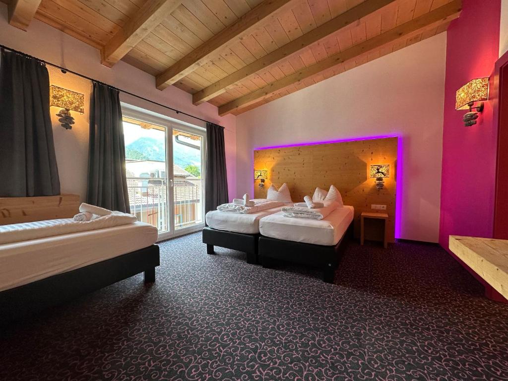 Postel nebo postele na pokoji v ubytování Partyhouse HARAKIRI stay DIFFERENT 60 seconds to MOUNTAINS! Free PARKING! Self CHECK-IN