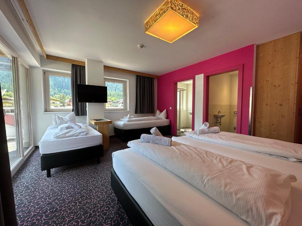 Postel nebo postele na pokoji v ubytování Partyhouse HARAKIRI stay DIFFERENT 60 seconds to MOUNTAINS! Free PARKING! Self CHECK-IN