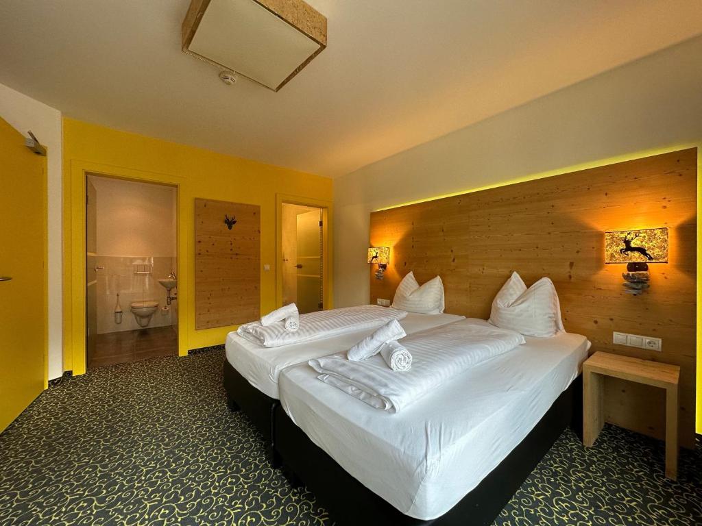 Postel nebo postele na pokoji v ubytování Partyhouse HARAKIRI stay DIFFERENT 60 seconds to MOUNTAINS! Free PARKING! Self CHECK-IN