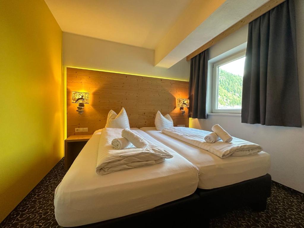 Postel nebo postele na pokoji v ubytování Partyhouse HARAKIRI stay DIFFERENT 60 seconds to MOUNTAINS! Free PARKING! Self CHECK-IN