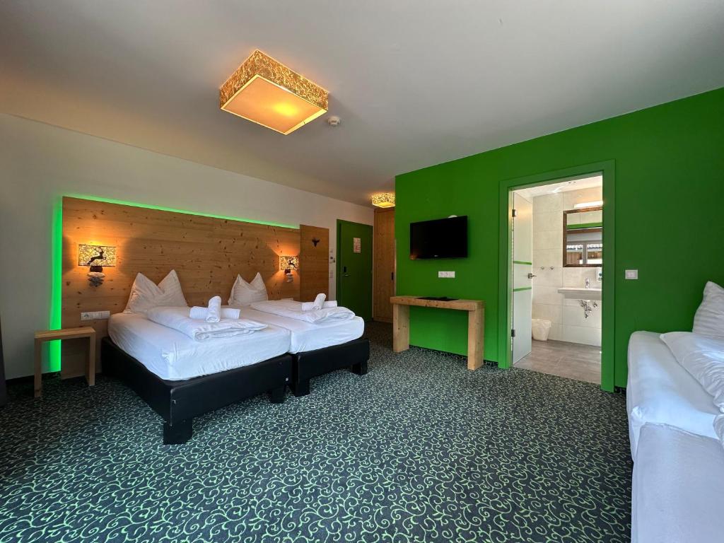 Postel nebo postele na pokoji v ubytování Partyhouse HARAKIRI stay DIFFERENT 60 seconds to MOUNTAINS! Free PARKING! Self CHECK-IN