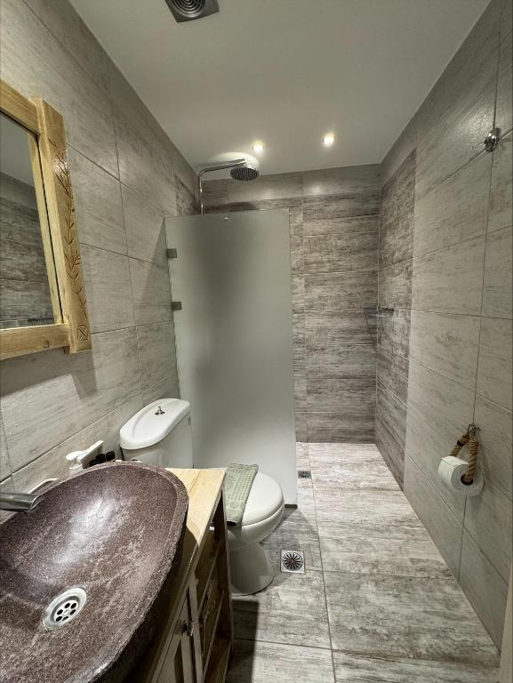 Kúpeľňa v ubytovaní Akrotiri B&B