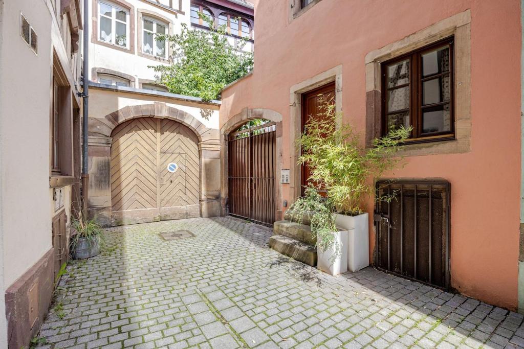 une maison avec un portail et une passerelle en briques dans l'établissement Ecologement cosy au centre de Strasbourg, à Strasbourg