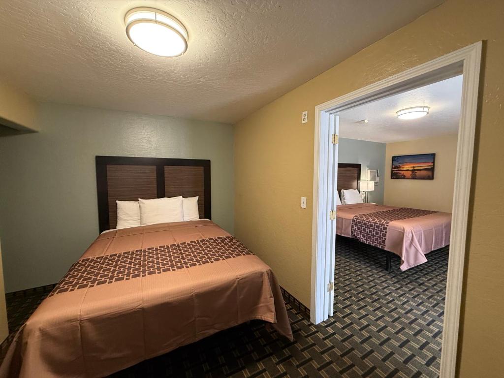 Postel nebo postele na pokoji v ubytování Tahoe Sands Inn