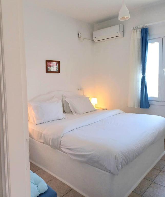 Postel nebo postele na pokoji v ubytování Georgia Rooms Milos