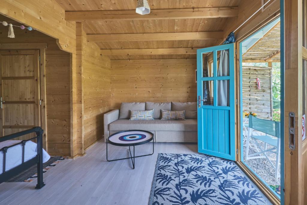 Χώρος καθιστικού στο Eudaimonia Wooden Suites Nafplio Kandia