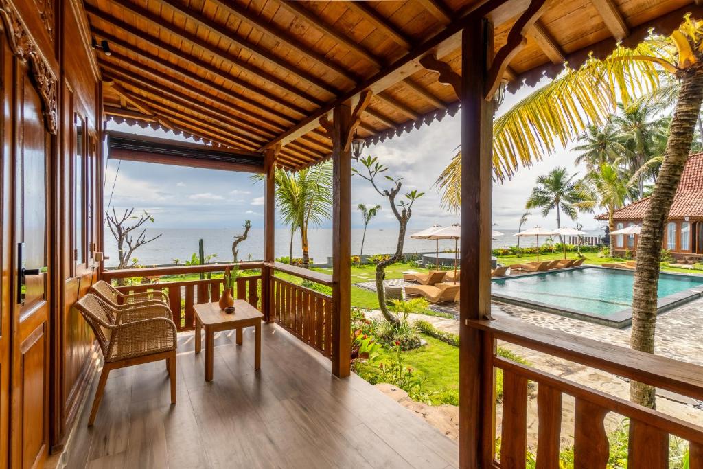 Bazén v ubytování Dani Beach Villa - Beachfront Villas in Penuktukan nebo v jeho okolí