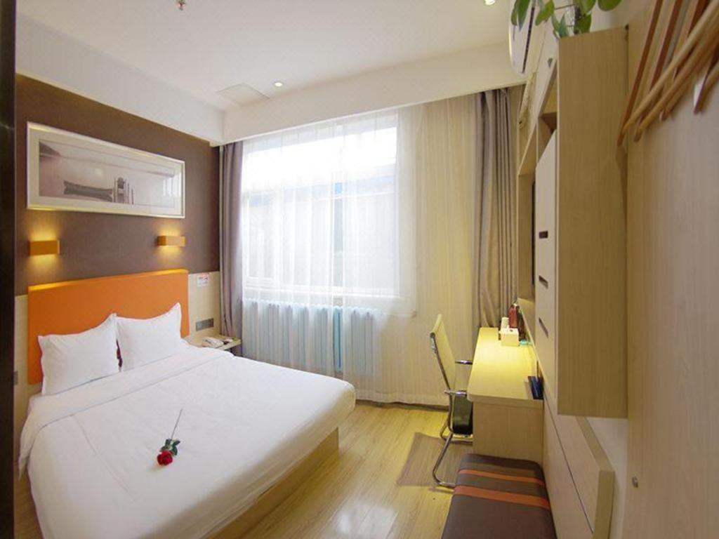Postel nebo postele na pokoji v ubytování 7Days Premium Beijing Xidan Lingjing Hutong Metro Station Branch