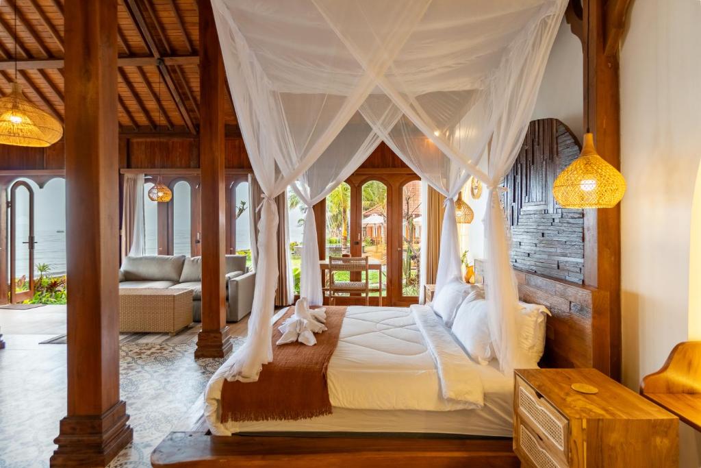 Dani Beach Villa - Beachfront Villas in Tejakula - King Suite With Ocean View