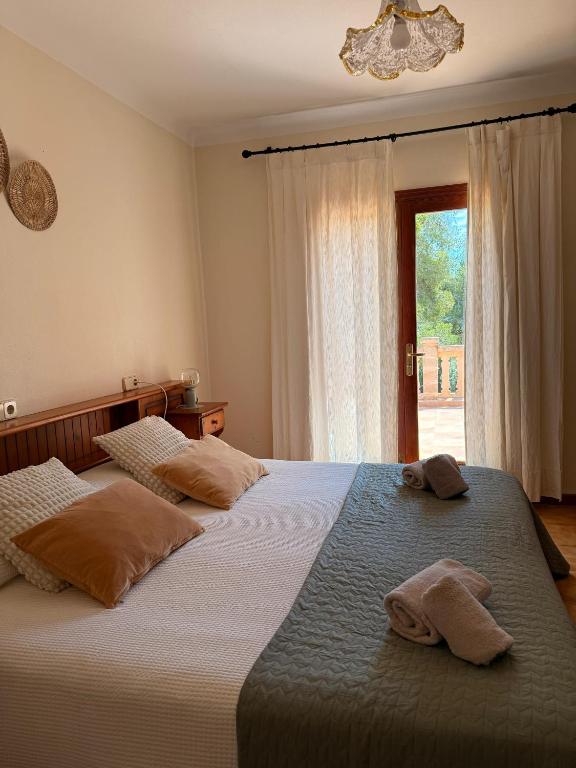 A bed or beds in a room at Es Turó de França