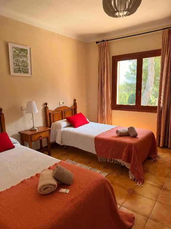 A bed or beds in a room at Es Turó de França