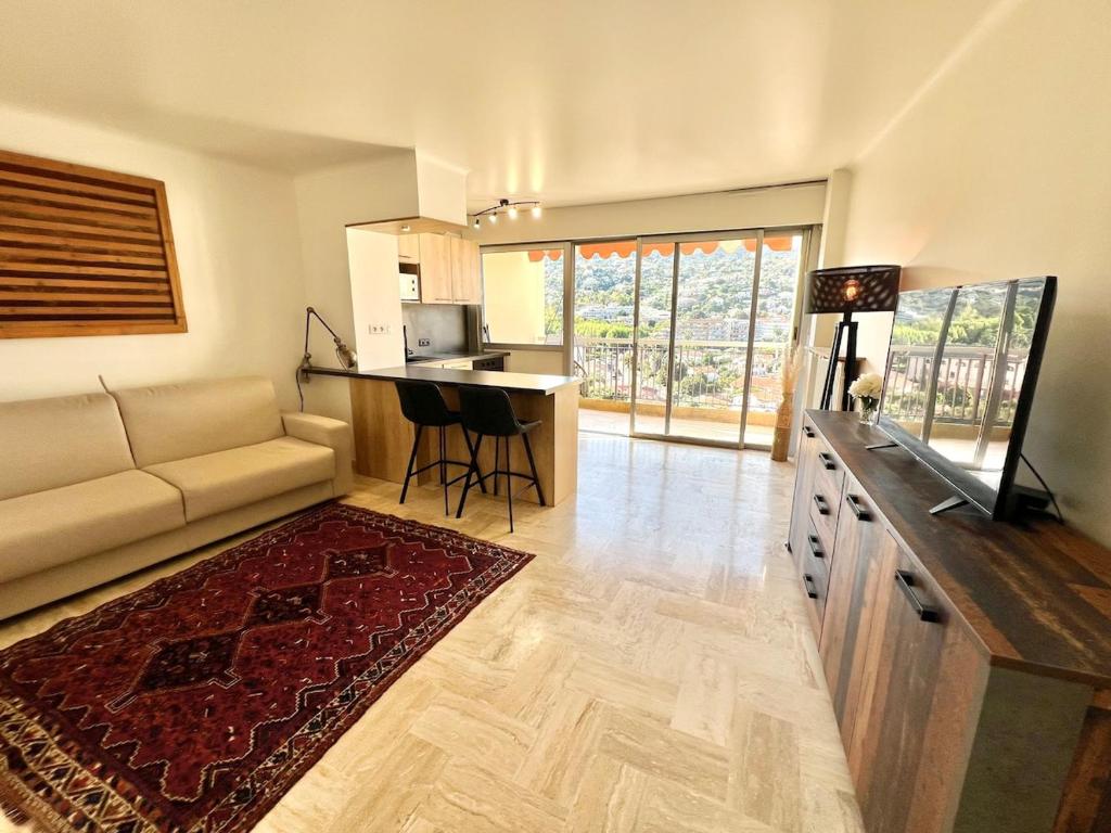 une cuisine et un salon avec un canapé et une table dans l'établissement Beau studio residences Marina parking privé, à Mandelieu-la-Napoule