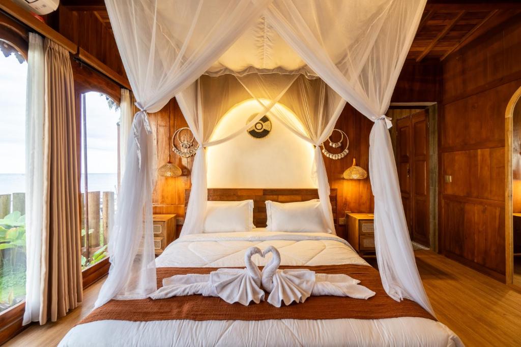 Dani Beach Villa - Beachfront Villas in Tejakula - Two-Bedroom Suite