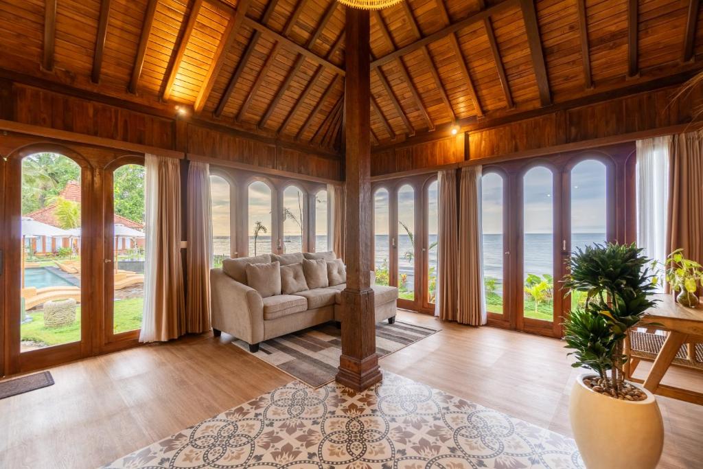 Posezení v ubytování Dani Beach Villa - Beachfront Villas in Penuktukan
