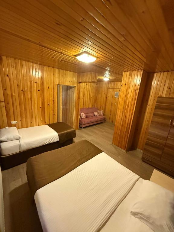 A bed or beds in a room at Ozkan Otel