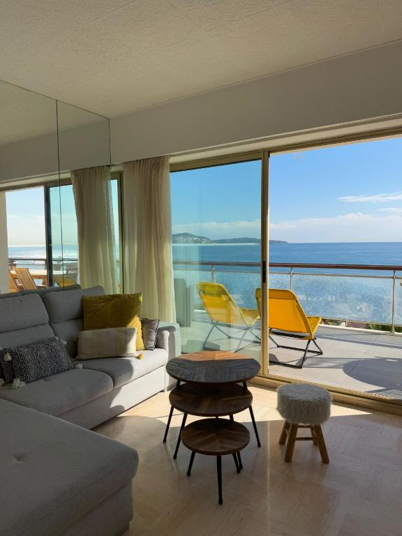 un salon avec un canapé et une vue sur l'océan dans l'établissement NICE, Exceptional Sea View, Top Floor, Parking, à Nice