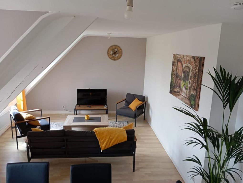 ein Wohnzimmer mit Couch und Stühlen in der Unterkunft Apartment 5 People Quaedypre in Quaëdypre