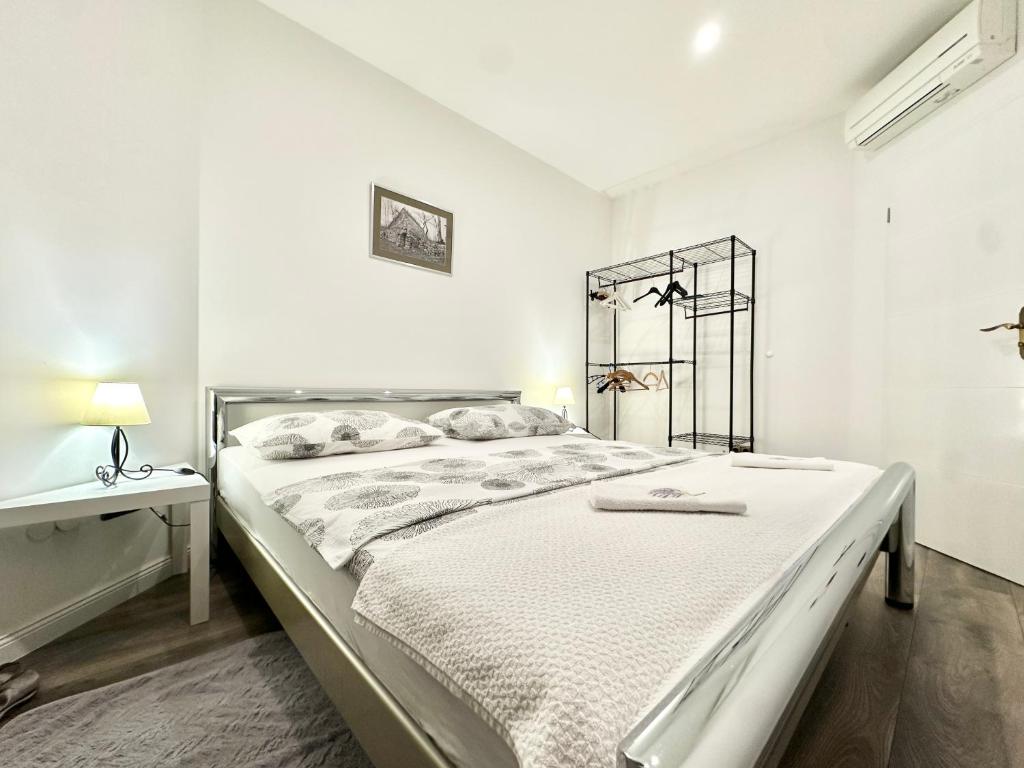 Posteľ alebo postele v izbe v ubytovaní Villa Andrijana - Exclusively Yours - Family Getaway with Private Pool
