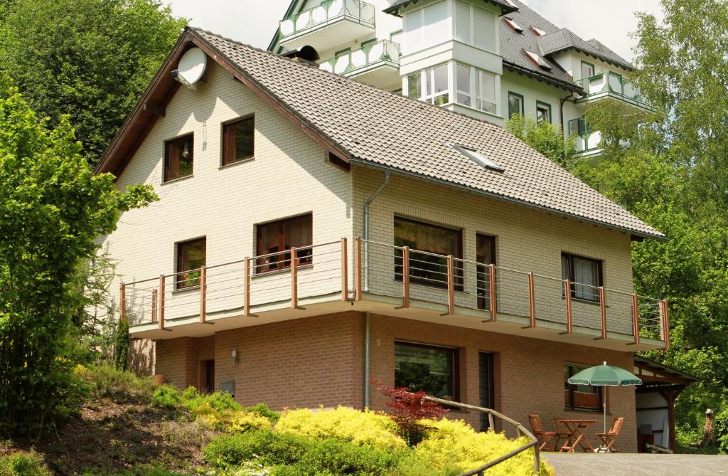 una casa con balcone sul lato di Ferienwohnung Arendt inkl MeineCardPlus a Willingen